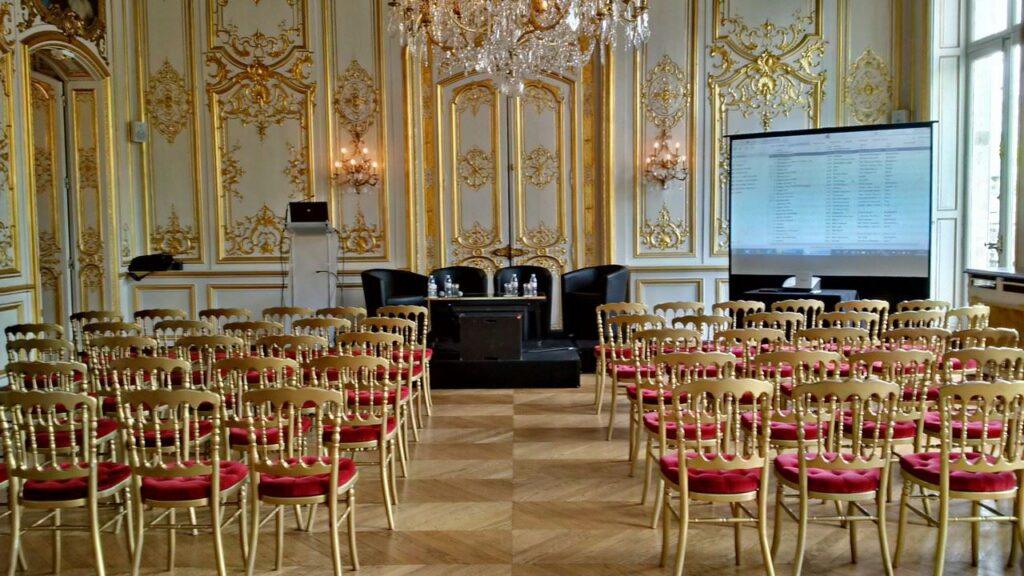 Salon-Washington-theatre-avec-scene-projection-3.jpg