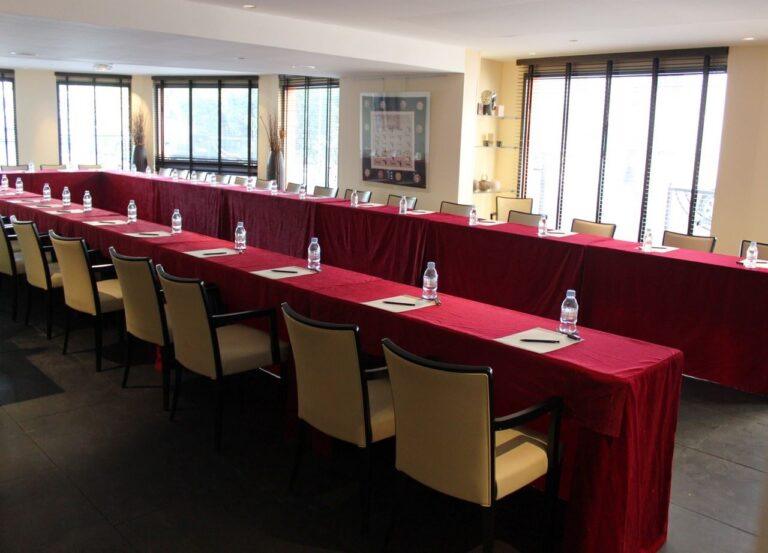 Salon-akwaba-en-U-1.jpg