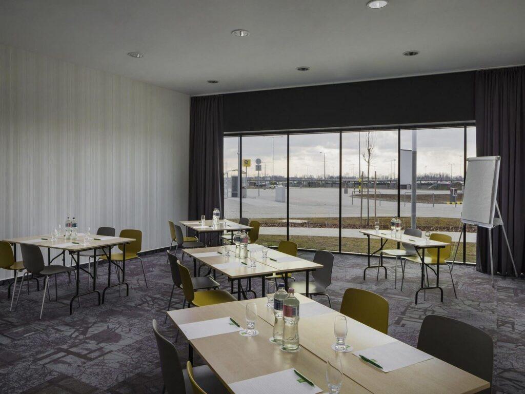 ibis-styles-budapest-airport-1lieu1salle-conference.jpg