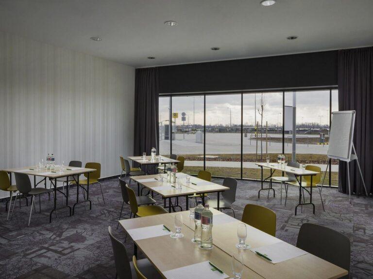 ibis-styles-budapest-airport-1lieu1salle-conference.jpg