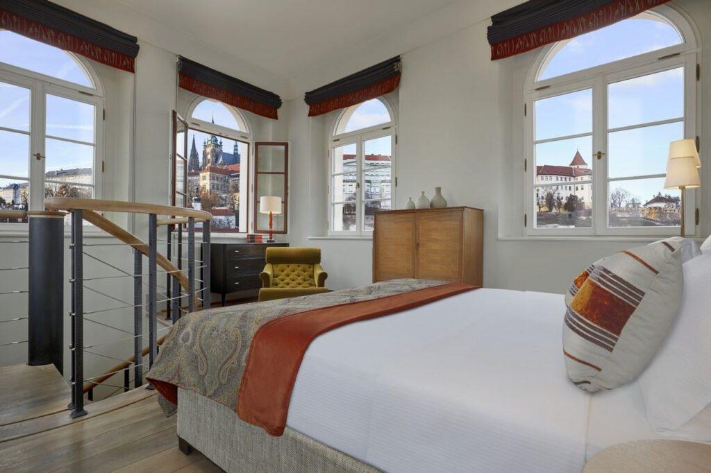 luxPRGLCgr-209168-Tower-Suite.jpg