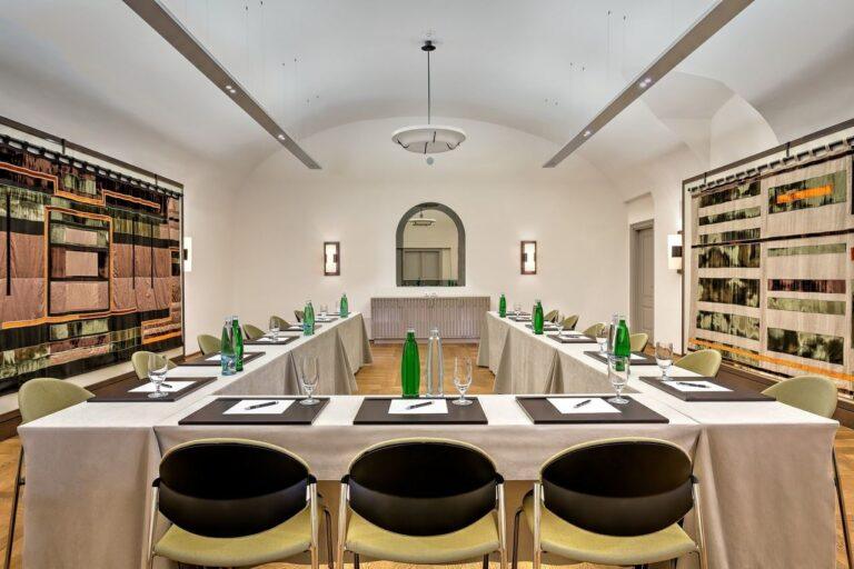 luxPRGLCmf-179448-Meeting-Room-Jophiel.jpg