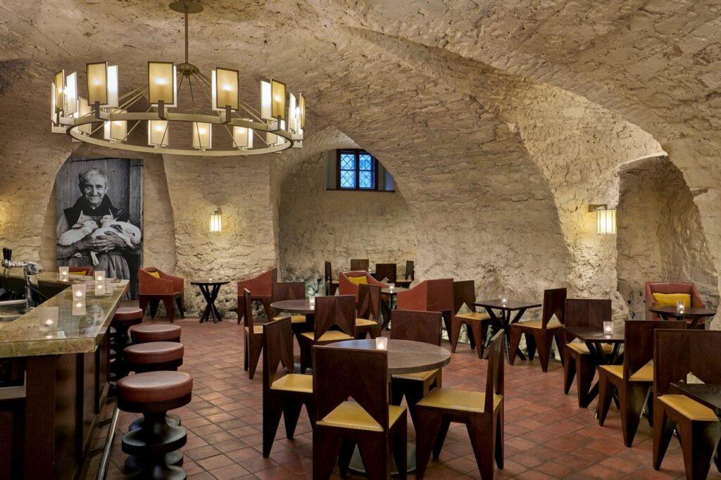 luxPRGLCre-209169-St-Thomas-Brewery-bar-2.jpg