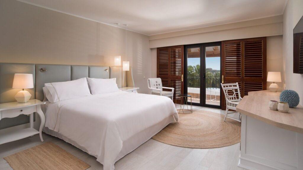 Classic-room-King-bed.jpg