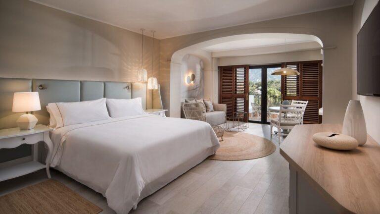 Deluxe-room.jpg