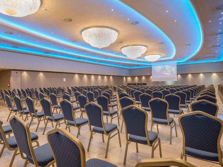 crowne-plaza-barcelona-fira-1lieu1salle-conferences.jpg