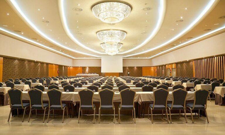 crowne-plaza-barcelona-fira-1lieu1salle-convention.jpg