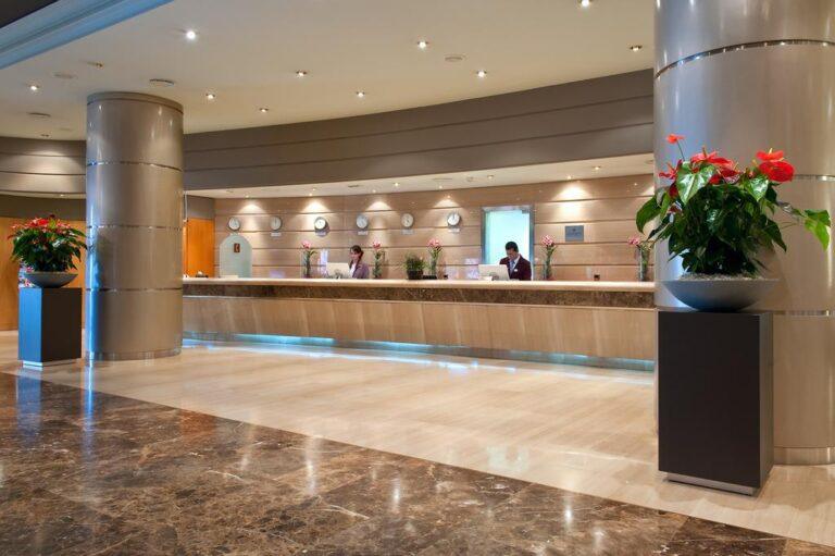 crowne-plaza-barcelona-fira-1lieu1salle-meeting.jpg