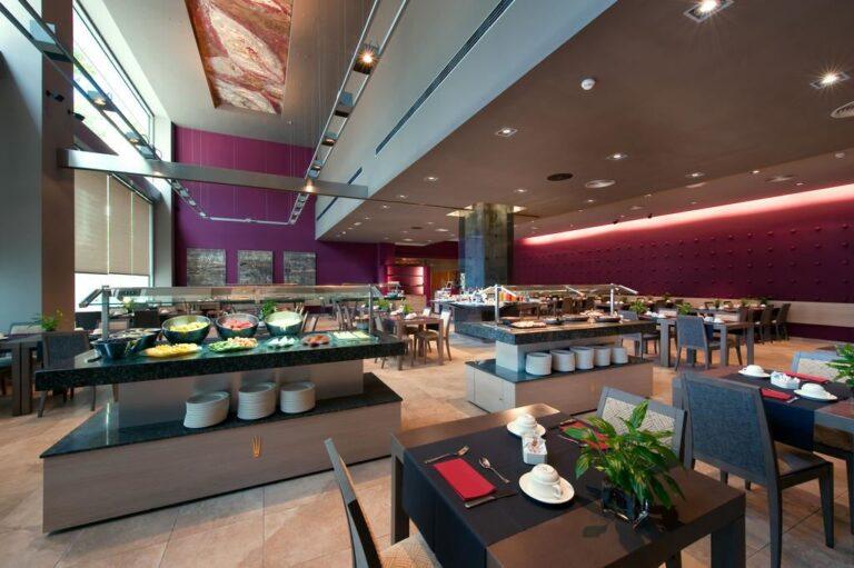 crowne-plaza-barcelona-fira-1lieu1salle-meetings.jpg