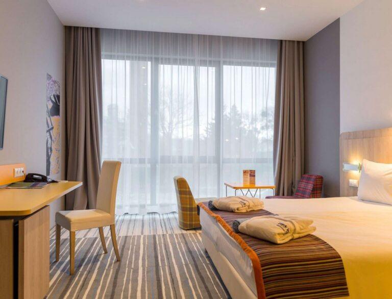 park-inn-sarvar-resort-1lieu1salle-congres.jpg