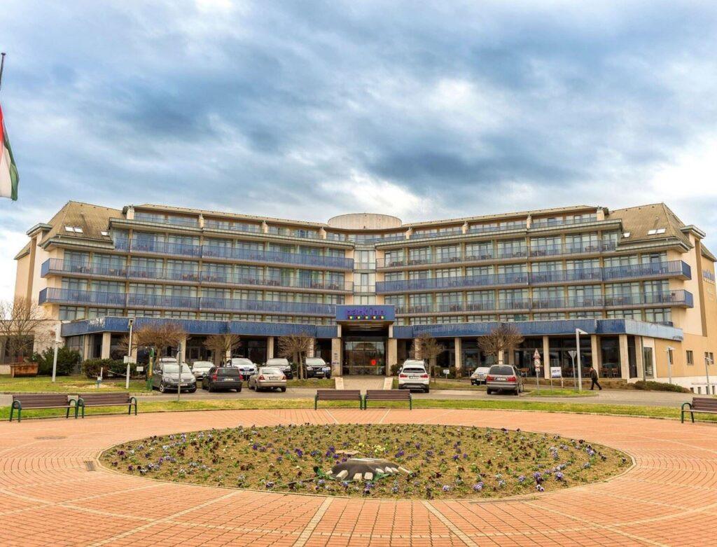 park-inn-sarvar-resort-1lieu1salle-evenement.jpg
