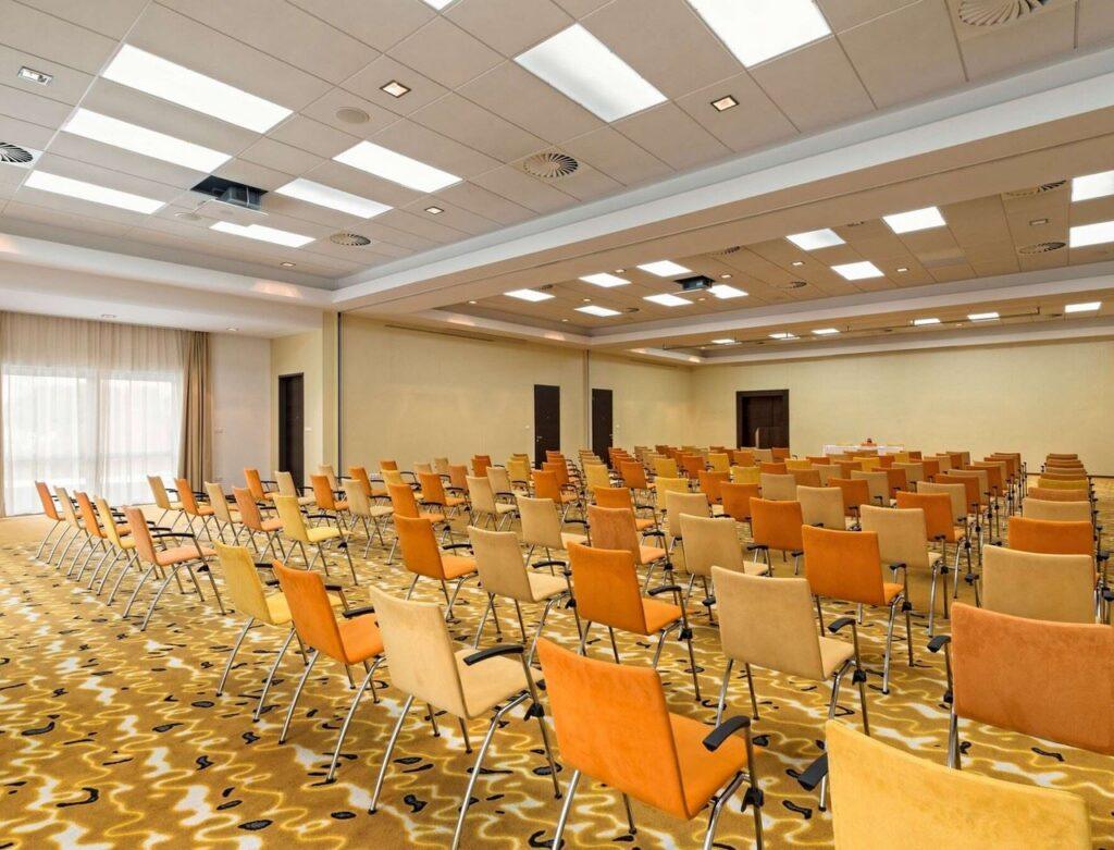 park-inn-sarvar-resort-1lieu1salle-reunion.jpg