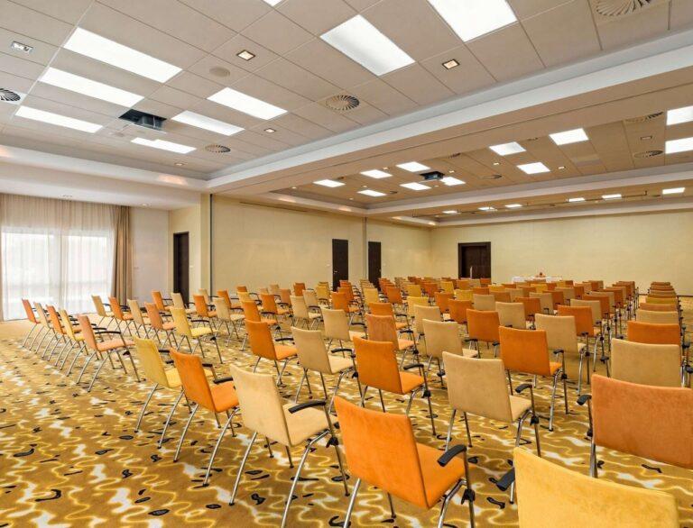 park-inn-sarvar-resort-1lieu1salle-reunion.jpg