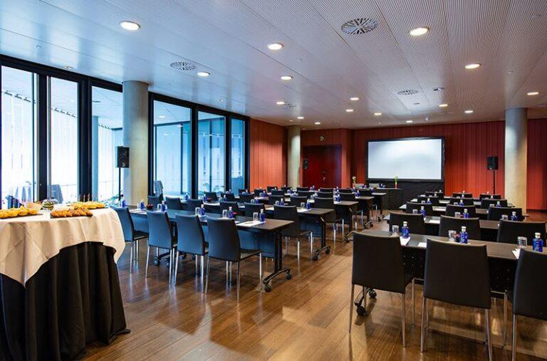 santos-porta-fira-1lieu1salle-meeting.jpg