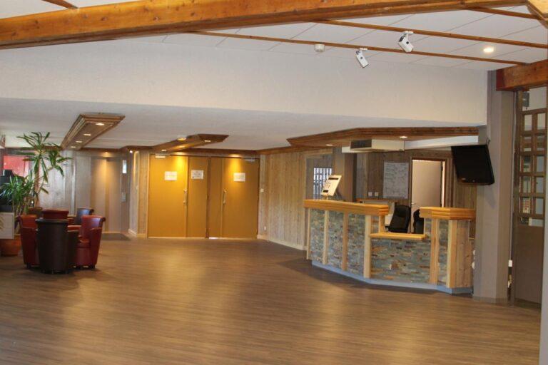 village-club-tarbesou-1lieu1salle-reunions.jpg