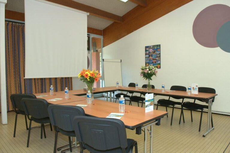 azureva-cap-agde-1lieu1salle-conference.jpg