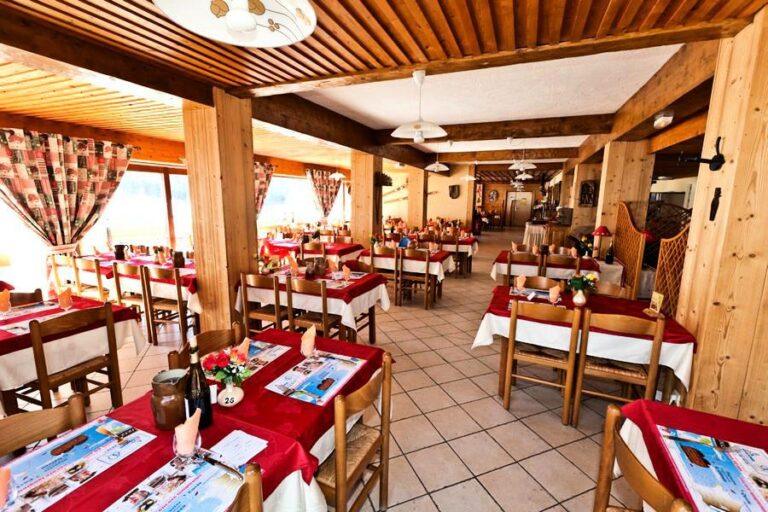azureva-clusaz-confins-1lieu1salle-meeting.jpg