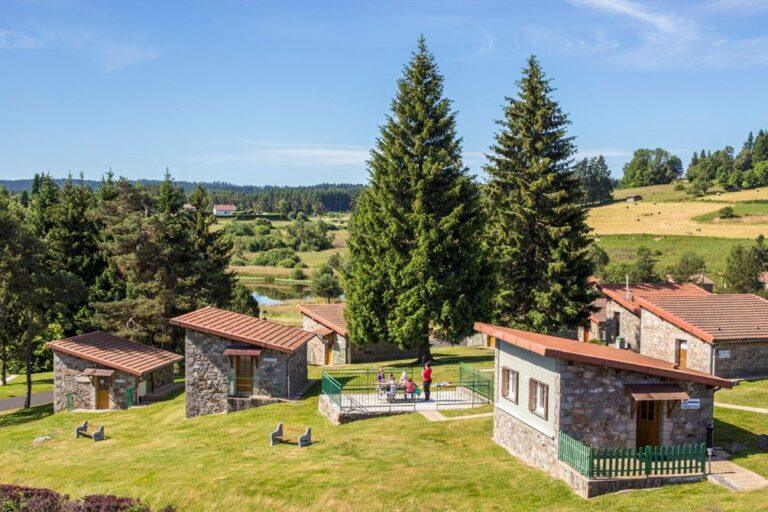 azureva-fournols-auvergne-1lieu1salle-evenement.jpg