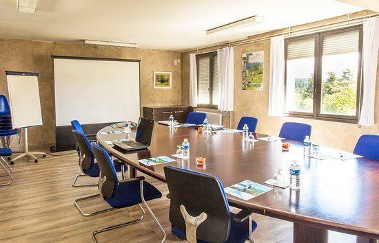 azureva-fournols-auvergne-1lieu1salle-seminaire.jpg