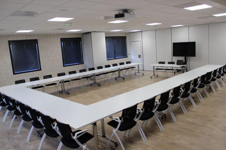 Salle-1-2-en-U-33-pax-3-intervenants.jpg