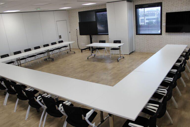 Salle-2-3-en-U-27-pax-3-intervenants.jpg
