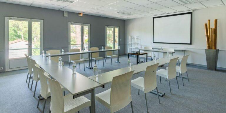 azureva-ronce-bains-1lieu1salle-conference.jpg