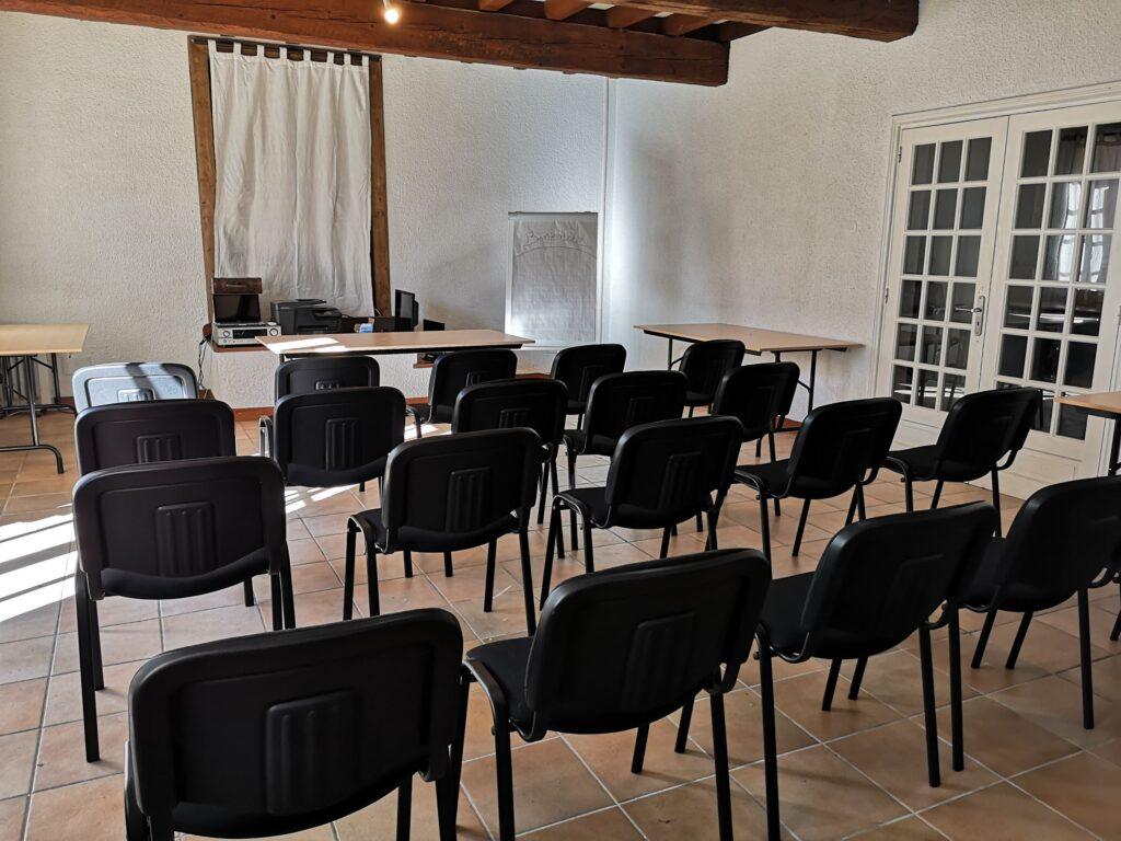 Vue-salle-seminaire-avec-porte-cuisine-et-acces-petit-salon-scaled-1.jpg