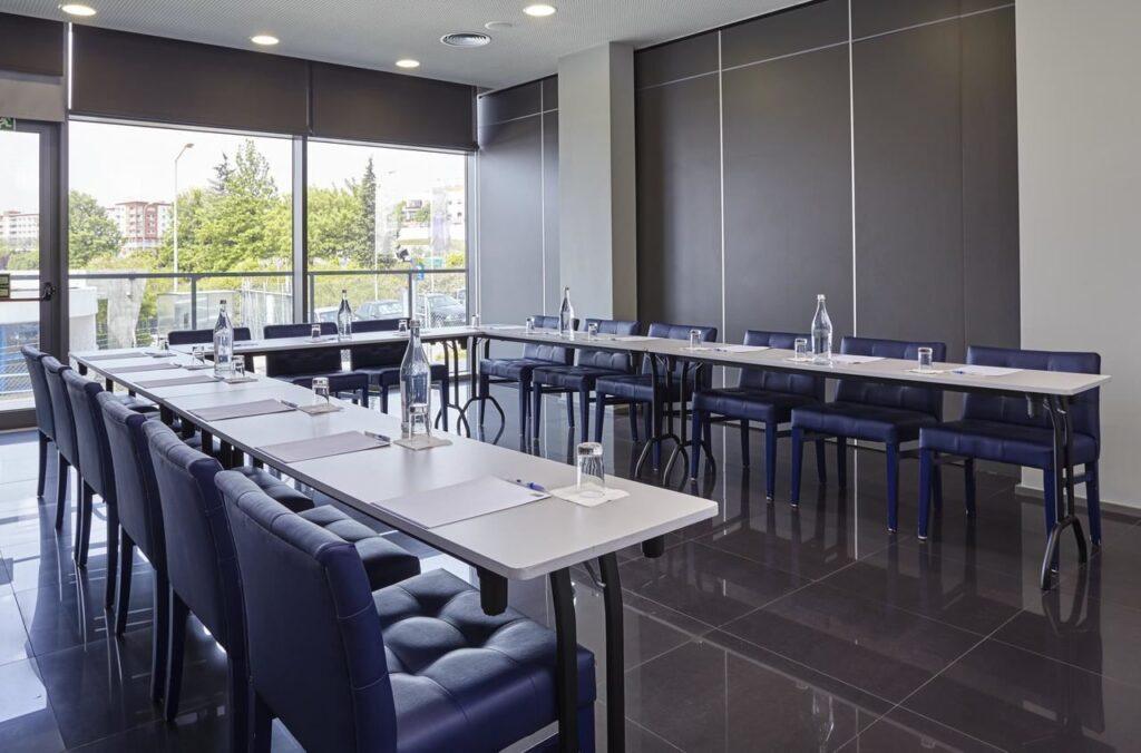 holiday-inn-express-alfragide-1lieu1salle-seminaire.jpg