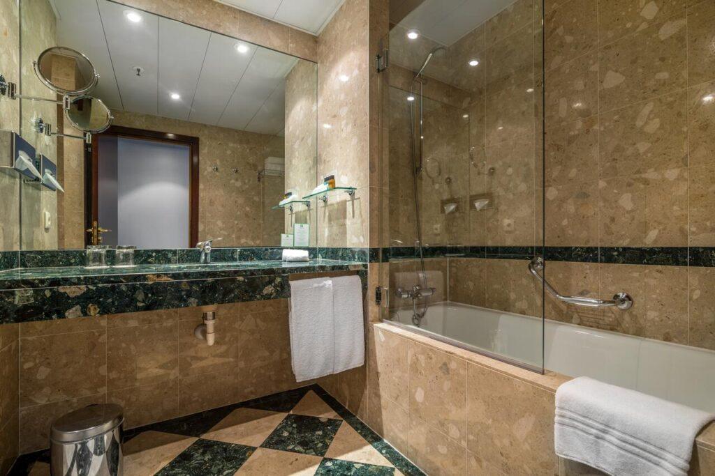 holiday-inn-porto-gaia-1lieu1salle-evenements.jpg