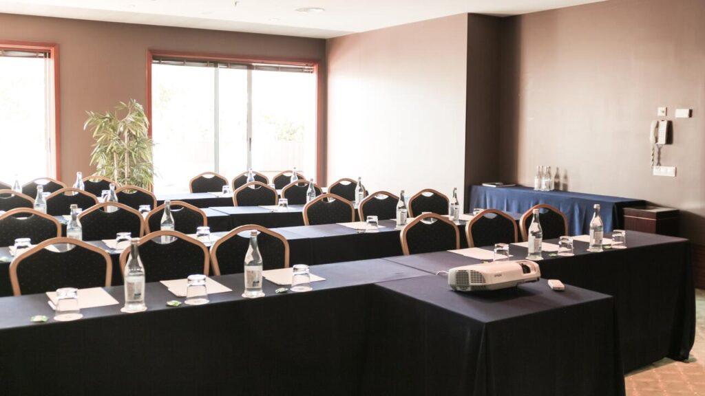 holiday-inn-porto-gaia-1lieu1salle-reunions.jpg