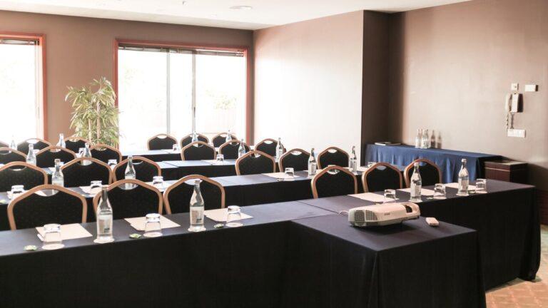 holiday-inn-porto-gaia-1lieu1salle-reunions.jpg