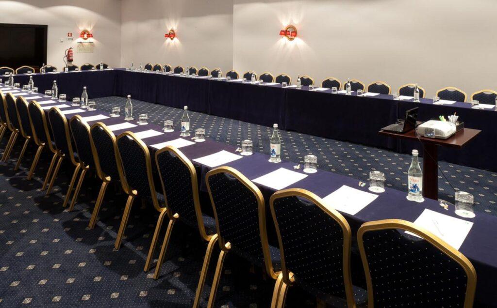 holiday-inn-porto-gaia-1lieu1salle-seminaire.jpg