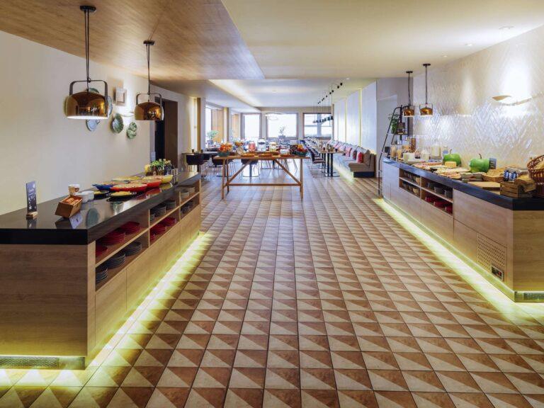 https://www.accorhotels.com/1975