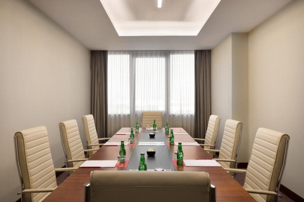 ramada-lisbon-1lieu1salle-conference.jpg