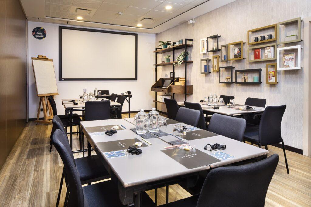 Salle-32m²-ilots-1-scaled-1.jpg