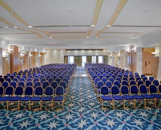 corinthia-hotel-george-bay-1lieu1salle-conference.jpg