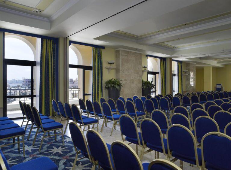 corinthia-hotel-george-bay-1lieu1salle-conferences.jpg