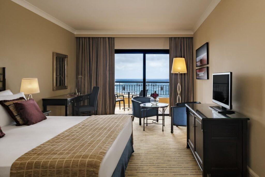 corinthia-hotel-george-bay-1lieu1salle-meeting.jpg