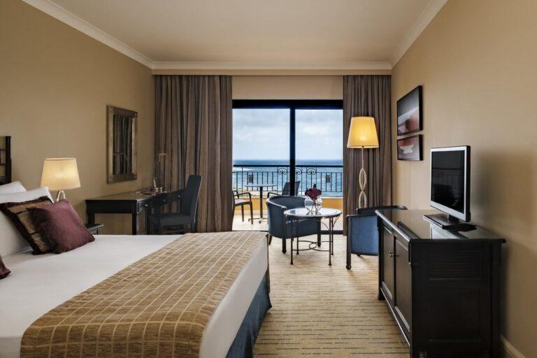corinthia-hotel-george-bay-1lieu1salle-meeting.jpg