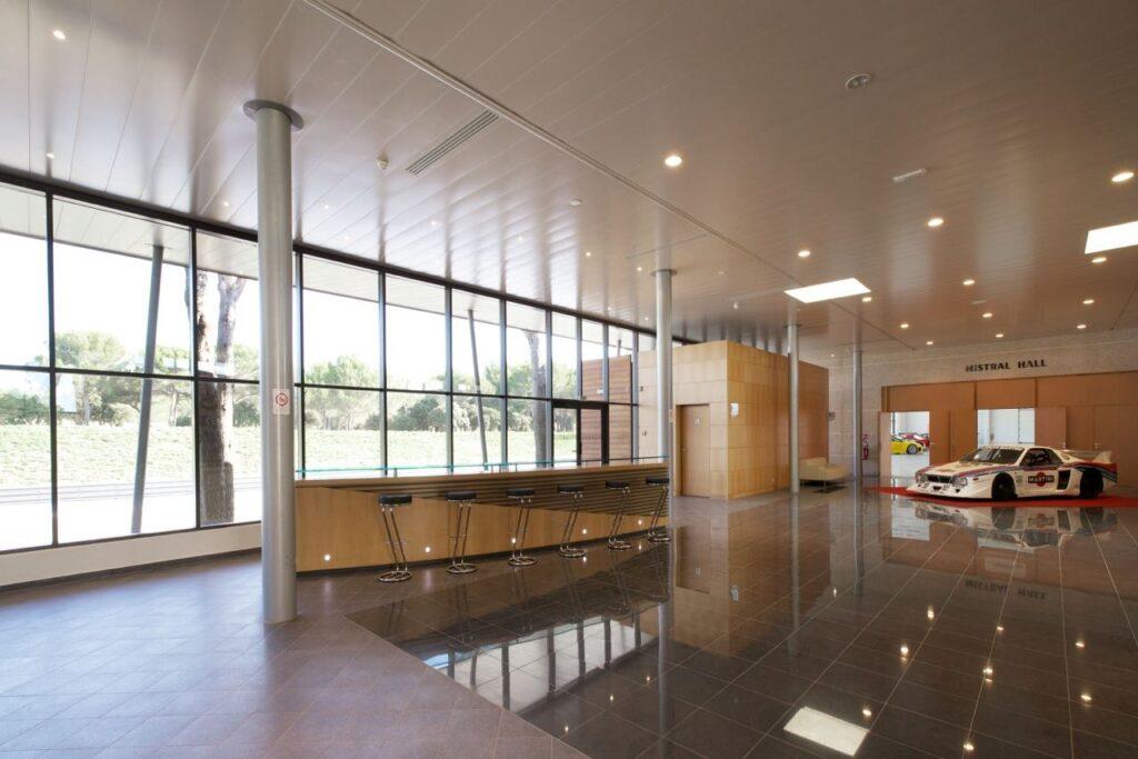 hall-entree-du-Mistral-desk-accueil-1.jpg