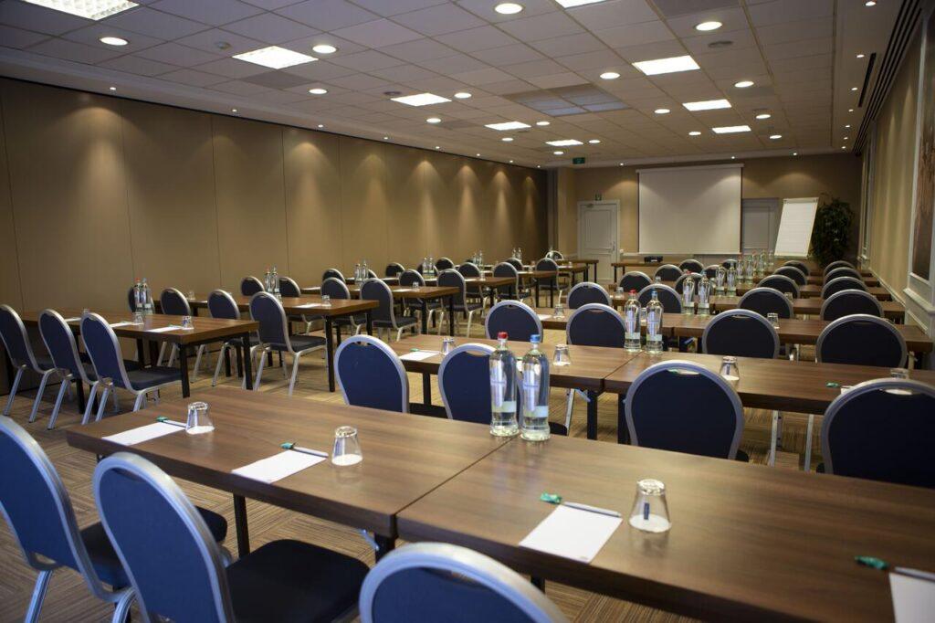 holiday-inn-express-gand-1lieu1salle-seminaires.jpg