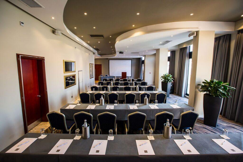 marina-corinthia-beach-resort-1lieu1salle-conference.jpg