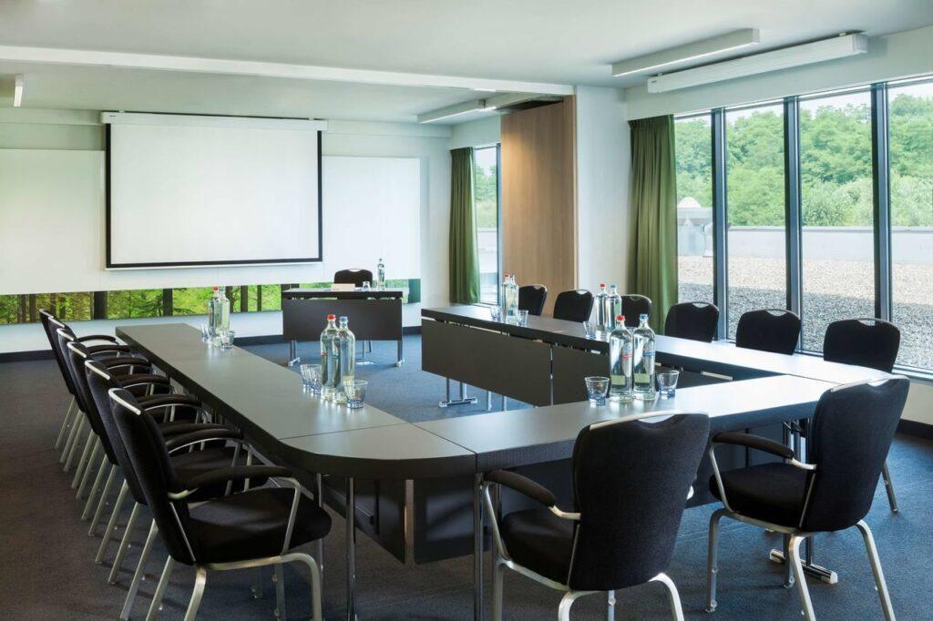park-inn-liege-airport-1lieu1salle-meetings.jpg