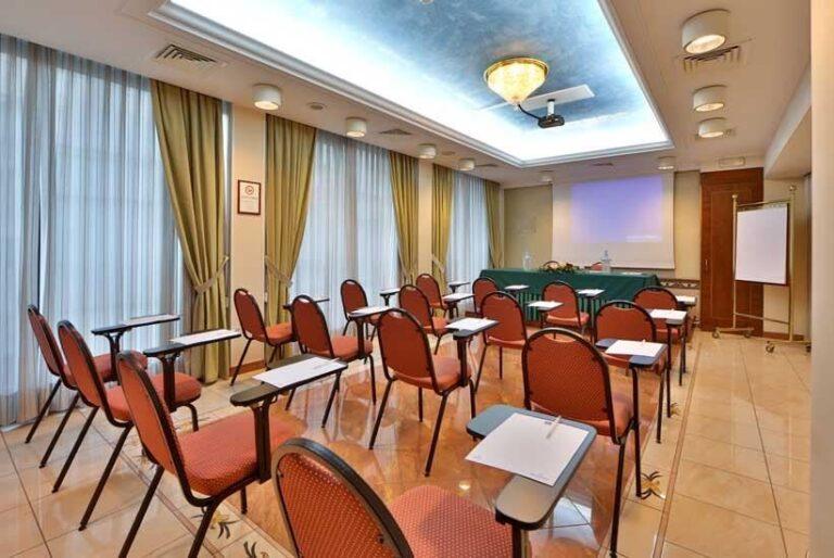 bw-plaza-pescara-1lieu1salle-seminaire.jpg