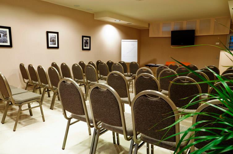 bw-premier-villa-fabiano-palace-1lieu1salle-meeting.jpg