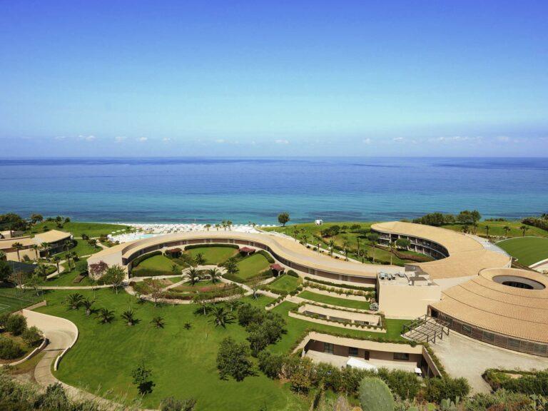 https://all.accor.com/8090