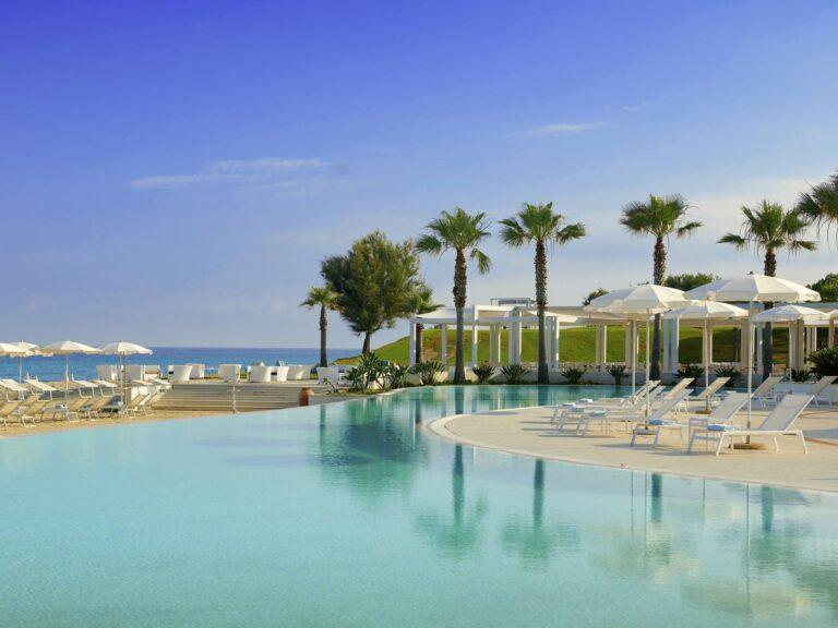 https://all.accor.com/8090