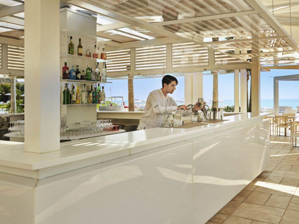 https://all.accor.com/8090