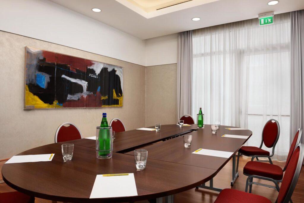 hilton-garden-inn-rome-airport-1lieu1salle-meetings.jpg