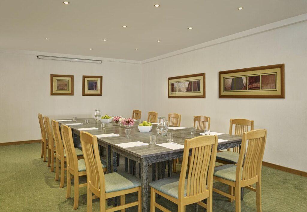 holiday-inn-algarve-armacao-pera-1lieu1salle-meetings.jpg
